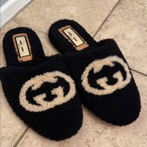 Cozy Gucci Black and Tan Fuzzy Slippers